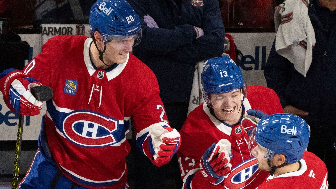 Zľava Juraj Slafkovský, Cole Caufield a Nick Suzuki v drese Montreal Canadiens.