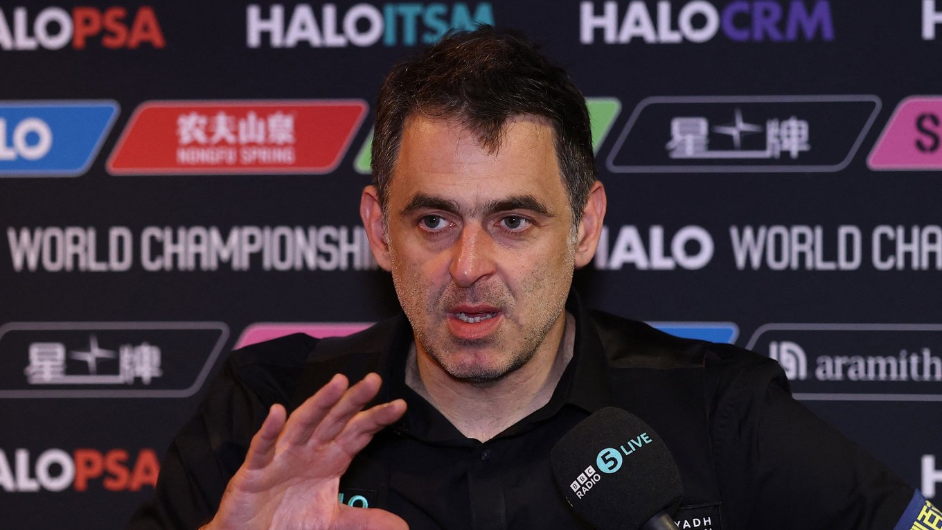 Ronnie O'Sullivan počas tlačovej konferencie na MS v snookri 2025.