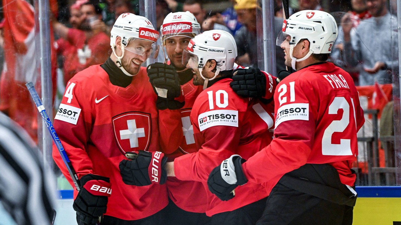 Hokejisti Švajčiarska sa tešia z gólu  Andresa Ambühla (číslo 10).