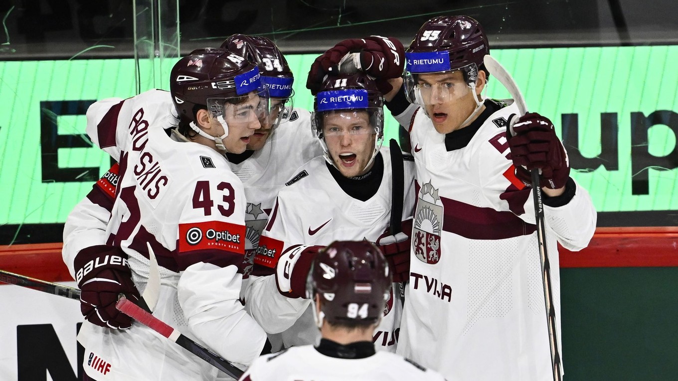Dans Locmelis oslavuje gól do siete Slovinska na MS v hokeji 2025. 