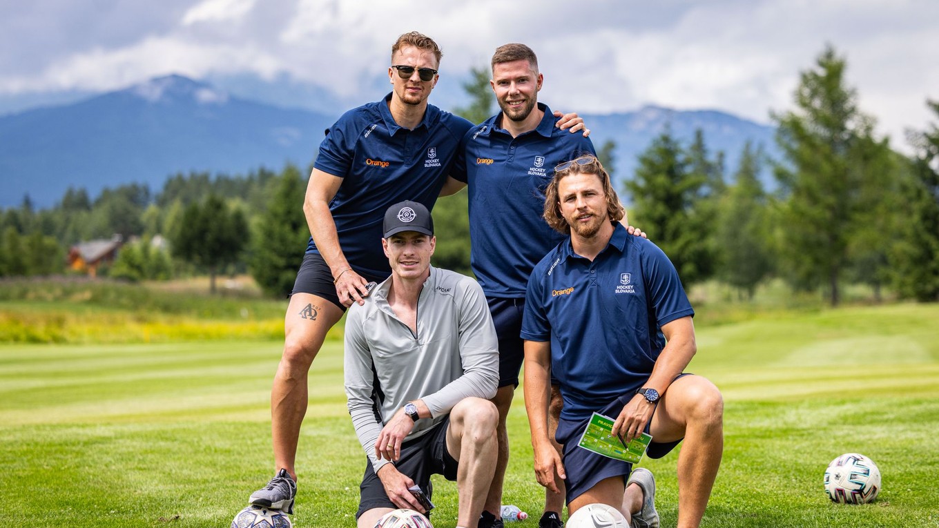 Martin Pospíšil, Matúš Sukeľ, Peter Cehlárik a Kristián Pospíšil na teambuildingu slovenských hokejistov vo Vysokých Tatrách.