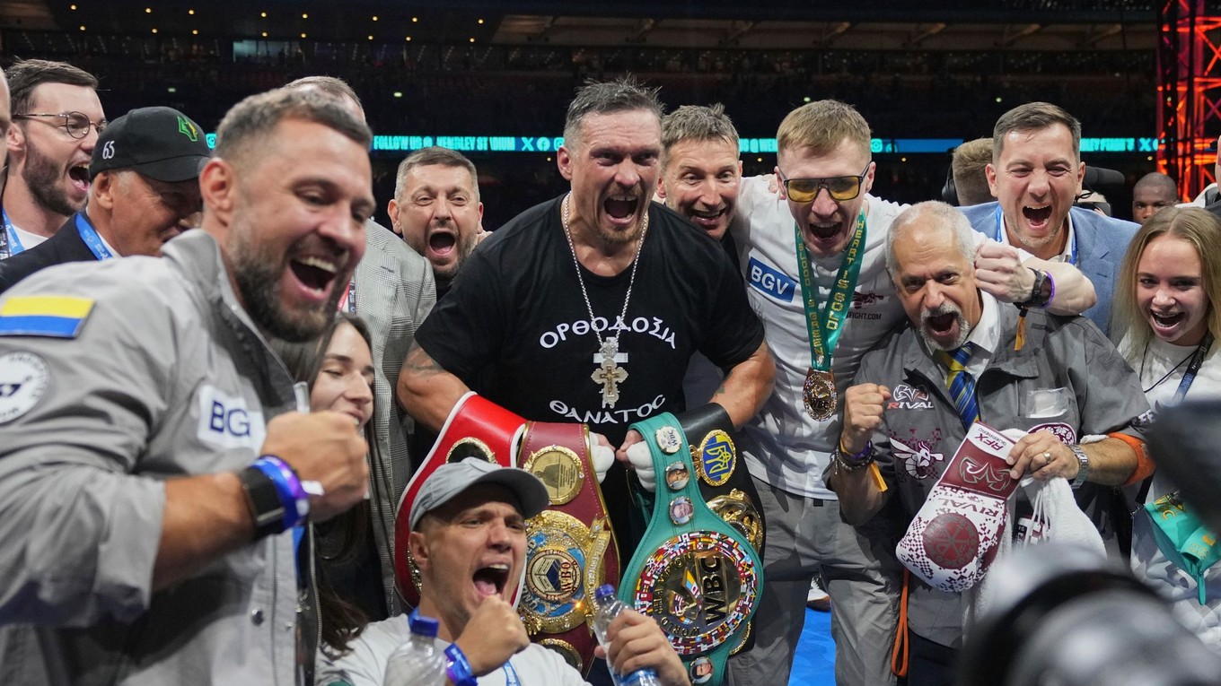 Oleksandr Usyk oslavuje víťazstvo nad Danielom Duboisom.