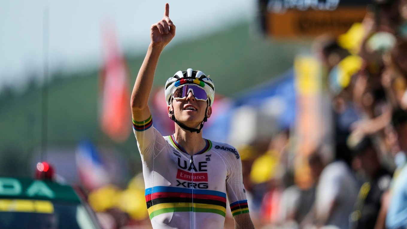Tadej Pogačar oslavuje víťazstvo v 12. etape na Tour de France 2025. 