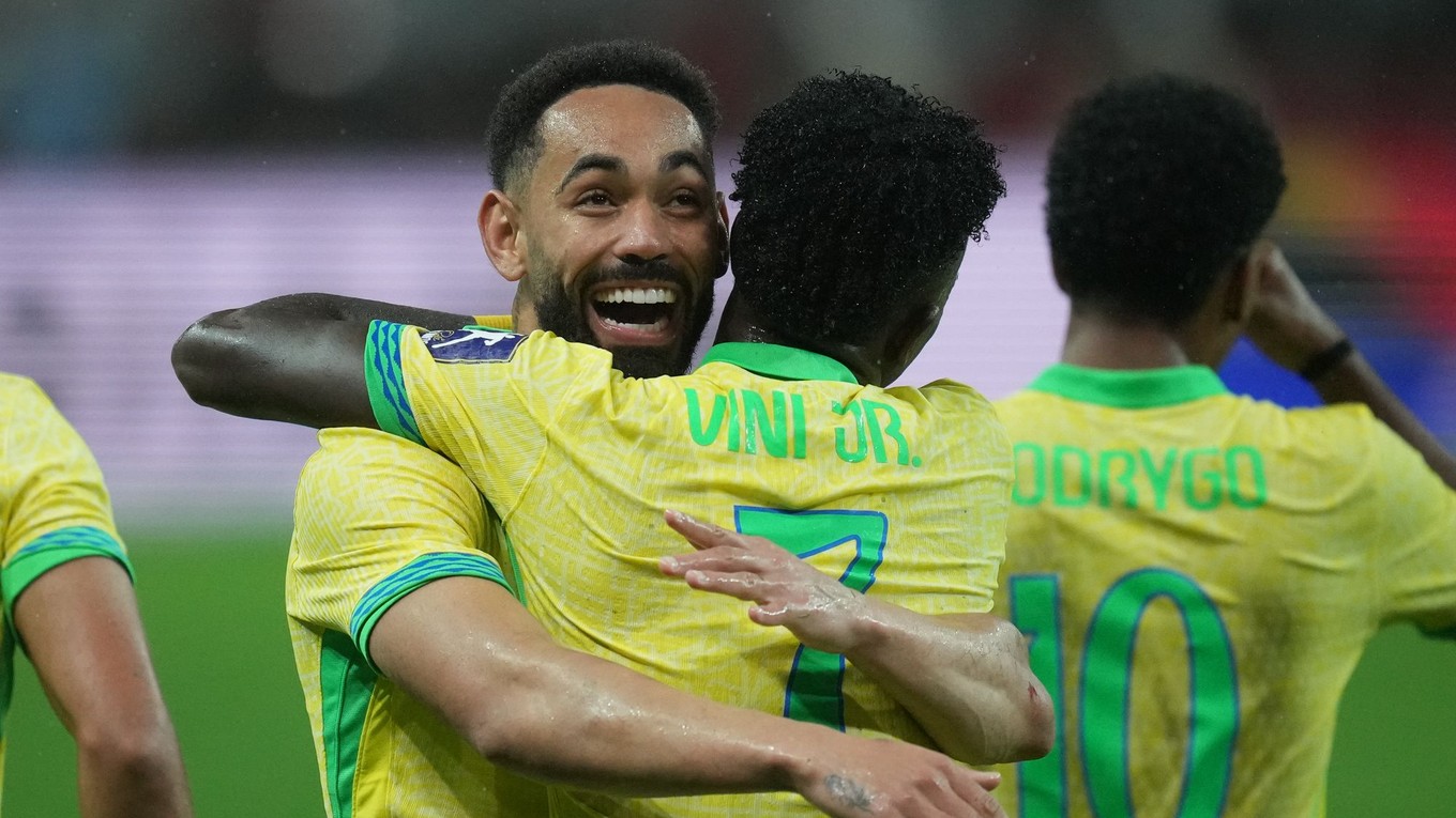 Futbalisti Brazílie oslavujú gól. 