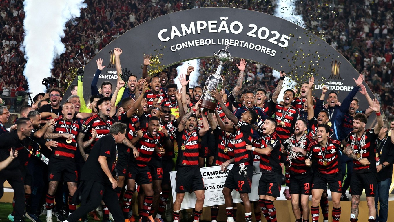 Futbalisti Flamenga sa tešia z triumfu v Pohári osloboditeľov 2025. 