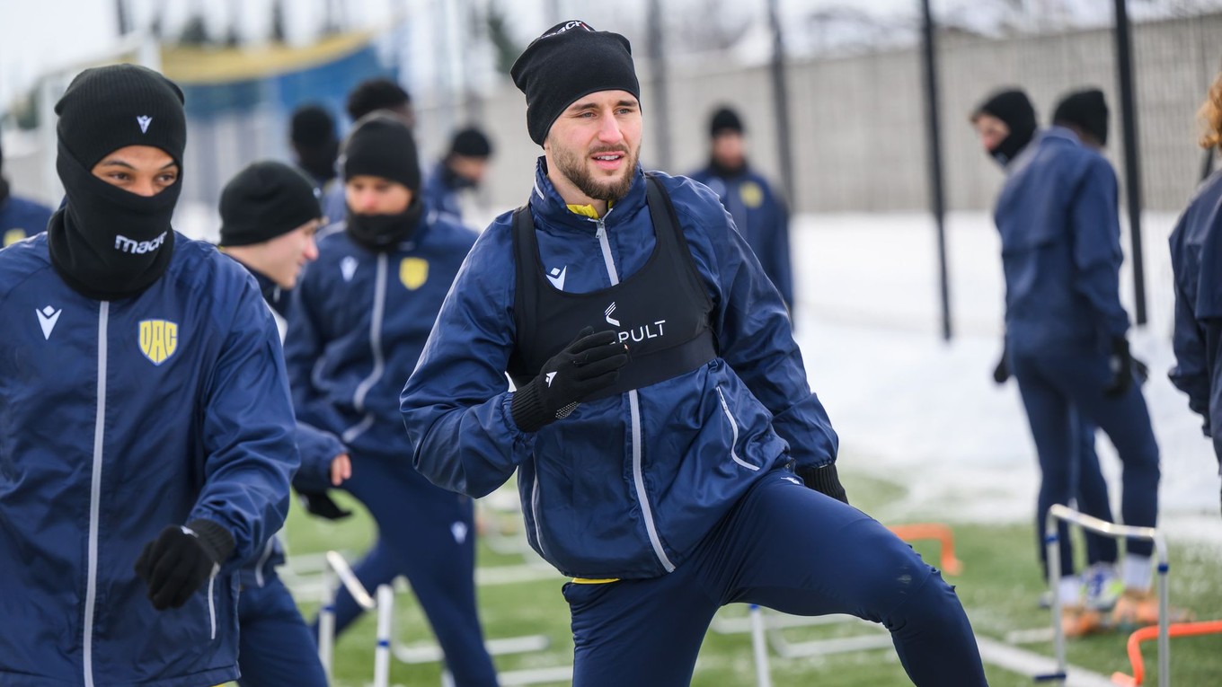 Matej Trusa (uprostred) počas úvodného tréningu zimnej prípravy 