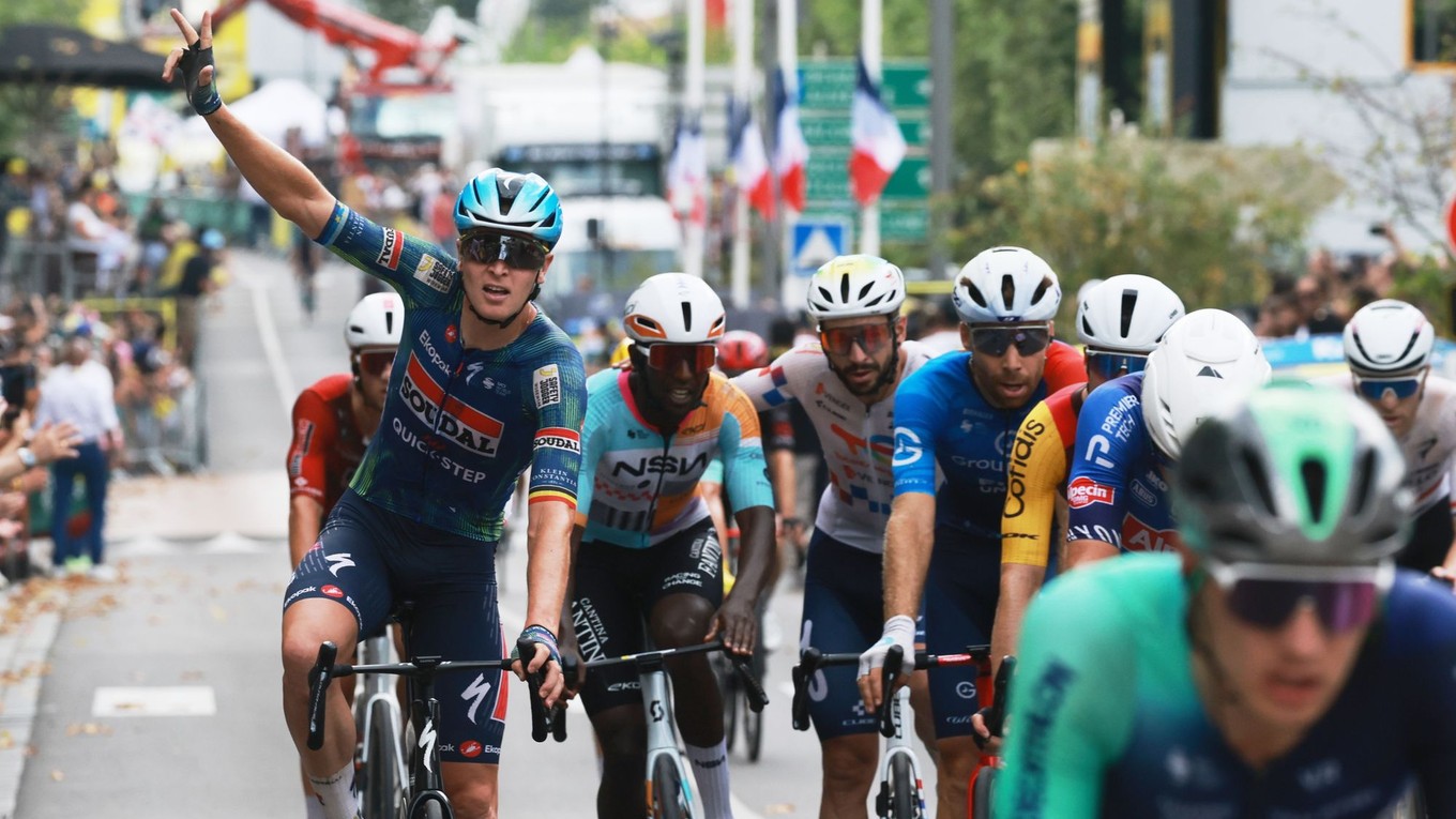 Tim Merlier oslavuje výhru v 12. etape na Tour de France 2026. 