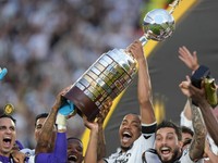 Hráči Botafogo RJ oslavujú s víťaznou trofejou