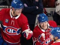 Zľava Juraj Slafkovský, Cole Caufield a Nick Suzuki v drese Montreal Canadiens.