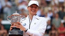 Poľská tenistka Iga Swiateková s trofejou pre víťazku Roland Garros.