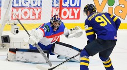 Brankár Stanislav Škorvánek (Slovensko) a Carl Grundström (Švédsko) v zápase základnej B-skupiny Švédsko - Slovensko.