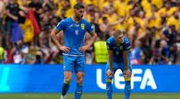 Sklamaní reprezentanti Ukrjainy Roman Jaremčuk a Artem Dovbyk po prehre s Rumunskom 0:3. 