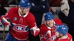 Zľava Juraj Slafkovský, Cole Caufield a Nick Suzuki v drese Montreal Canadiens.