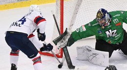 Mitchell Hoelscher a brankár Christopher Gibson v zápase HC Nové Zámky - HC Slovan Bratislava v 28. kole Tipos extraligy.