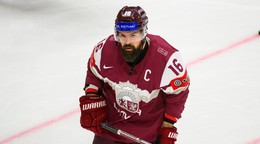 Lotyšský kapitán Kaspars Daugavinš počas MS v hokeji 2025. 