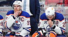 Sklamaní Connor McDavid (vľavo) a Leon Draisaitl po prehre vo finále play-off NHL. 