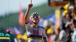 Tadej Pogačar oslavuje víťazstvo v 12. etape na Tour de France 2025. 