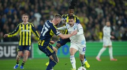 Hráč Aston Villy Emiliano Buendía (vpravo) bojuje o loptu s hráčom Fenerbahce Milanom Škriniarom.