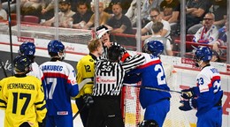 Na snímke šarvátka pred bránkou Slovenska počas finálového zápasu medzi Slovenskom a Švédskom.