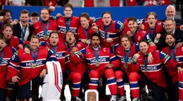 Hráči Nórska pózujú s bronzovými medailami na MS v hokeji 2026. 
