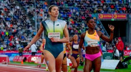 Emma Zapletalová zo Slovenska a Rushell Clayton z Jamajky v behu na 400 metrov cez prekážky žien počas atletického mítingu Diamantovej ligy v Osle.