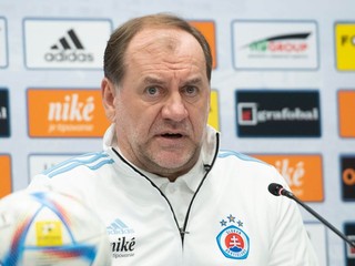 Tréner ŠK Slovan Bratislava Vladimír Weiss st. na tlačovej konferencii.