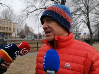Slovenský horolezec Peter Hámor počas rozhovoru s novinármi.