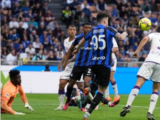 Giacomo Bonaventura (vpravo) strieľa gól v zápase Inter Miláno - ACF Fiorentina.