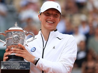 Poľská tenistka Iga Swiateková s trofejou pre víťazku Roland Garros.