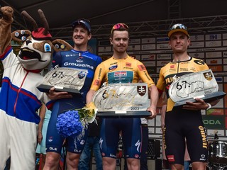 Francúz Rémi Cavagna (v strede) získal žltý dres na pretekoch Okolo Slovenska 2023.