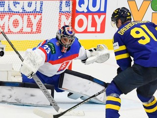 Brankár Stanislav Škorvánek (Slovensko) a Carl Grundström (Švédsko) v zápase základnej B-skupiny Švédsko - Slovensko.