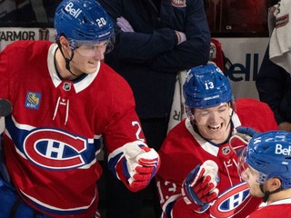 Zľava Juraj Slafkovský, Cole Caufield a Nick Suzuki v drese Montreal Canadiens.