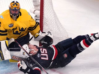 Brady Tkachuk pri zrážke s brankárom Erssonom.