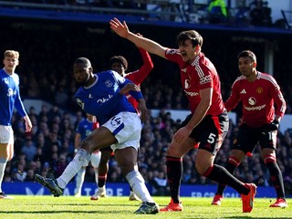 Hráč Evertonu Beto strieľa gól v zápase proti Manchestru United.