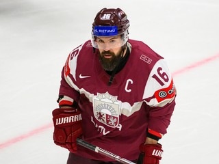 Lotyšský kapitán Kaspars Daugavinš počas MS v hokeji 2025. 