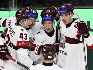 Dans Locmelis oslavuje gól do siete Slovinska na MS v hokeji 2025.