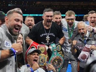 Oleksandr Usyk oslavuje víťazstvo nad Danielom Duboisom.