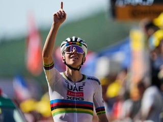 Tadej Pogačar oslavuje víťazstvo v 12. etape na Tour de France 2025. 