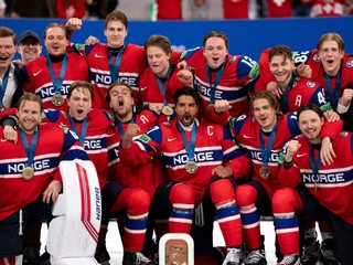 Hráči Nórska pózujú s bronzovými medailami na MS v hokeji 2026. 