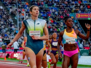 Emma Zapletalová zo Slovenska a Rushell Clayton z Jamajky v behu na 400 metrov cez prekážky žien počas atletického mítingu Diamantovej ligy v Osle.