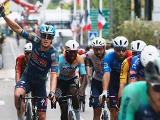 Tim Merlier oslavuje výhru v 12. etape na Tour de France 2026.