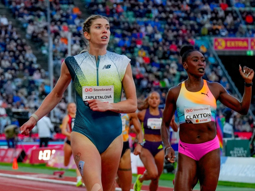 Emma Zapletalová zo Slovenska a Rushell Clayton z Jamajky v behu na 400 metrov cez prekážky žien počas atletického mítingu Diamantovej ligy v Osle.