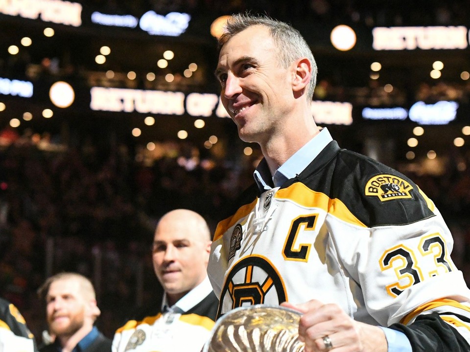 Víťazi Stanleyho pohára z roku 2011 pri oslavách storočnice Bostonu Bruins.