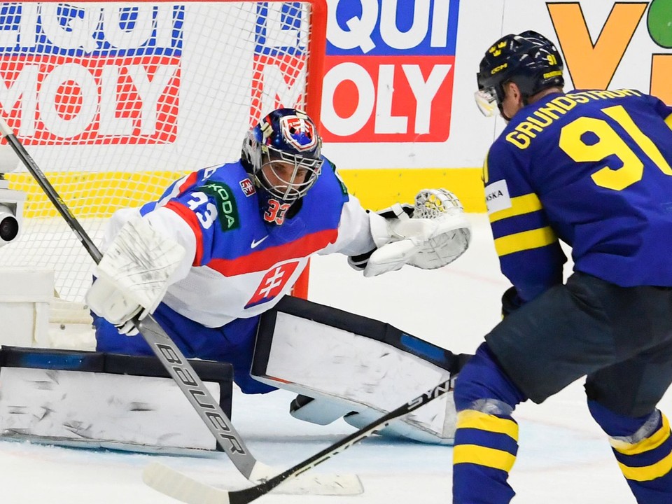 Brankár Stanislav Škorvánek (Slovensko) a Carl Grundström (Švédsko) v zápase základnej B-skupiny Švédsko - Slovensko.