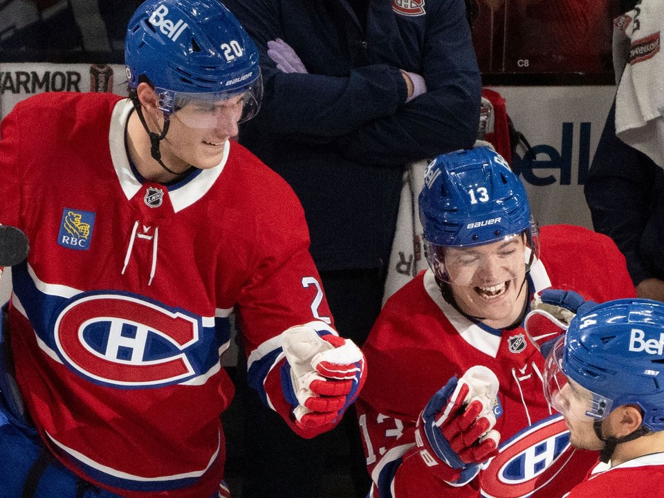 Zľava Juraj Slafkovský, Cole Caufield a Nick Suzuki v drese Montreal Canadiens.