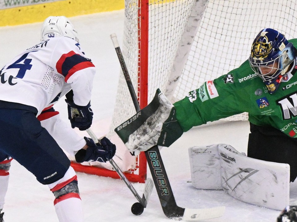 Mitchell Hoelscher a brankár Christopher Gibson v zápase HC Nové Zámky - HC Slovan Bratislava v 28. kole Tipos extraligy.