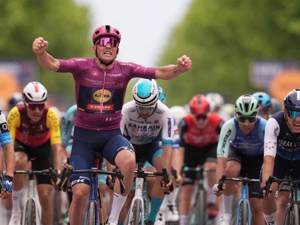 Dánsky cyklista Mads Pedersen sa stal víťazom 3. etapy pretekov Giro d'Italia 2025.