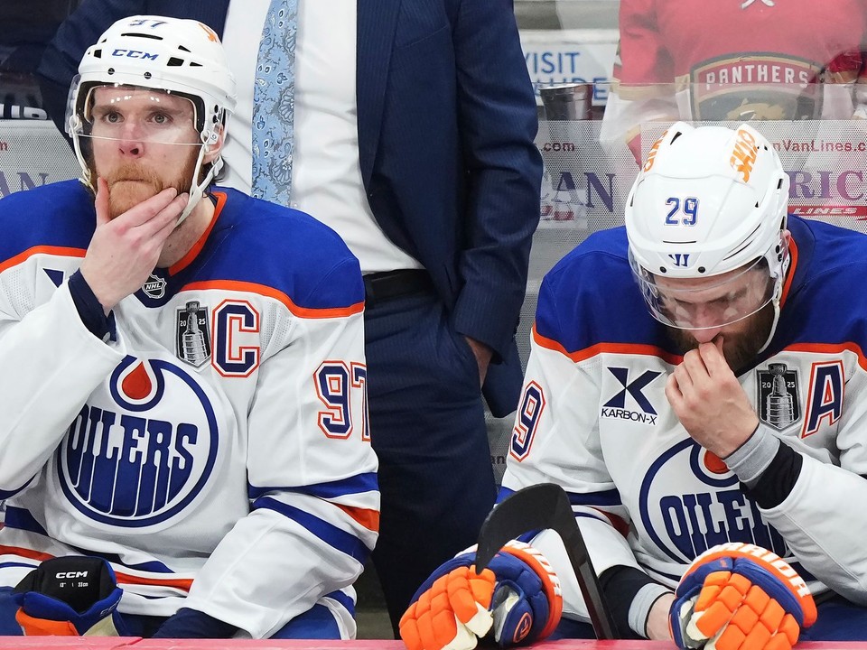 Sklamaní Connor McDavid (vľavo) a Leon Draisaitl po prehre vo finále play-off NHL. 