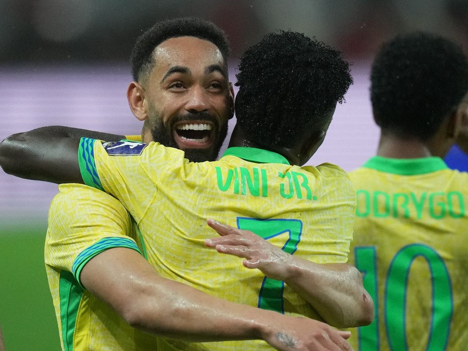 Futbalisti Brazílie oslavujú gól. 