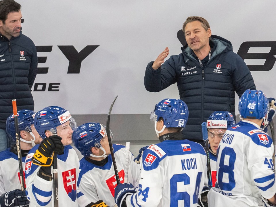 Hore sprava tréner hokejistov Slovenska Vladimír Országh a jeho asistent Ivan Majeský